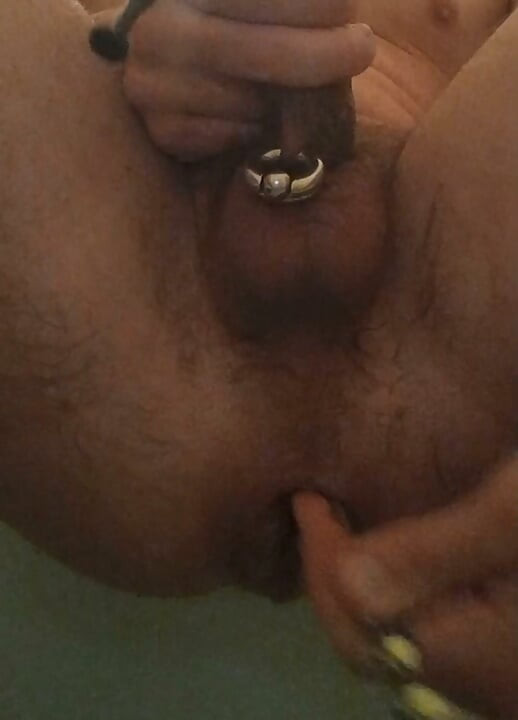 피스팅 후, 화장실에서 항문 주변 털을 면도하다가 애널 오르가즘을 느꼈다.