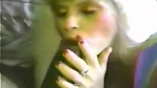 Une femme blonde sexy prend une grosse bite noire pour la première fois