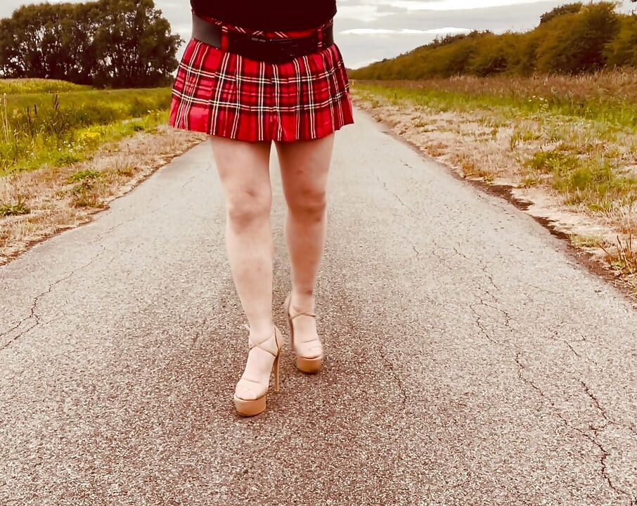 A crossdresser férj a hosszú munkanap után vidékre vonul.