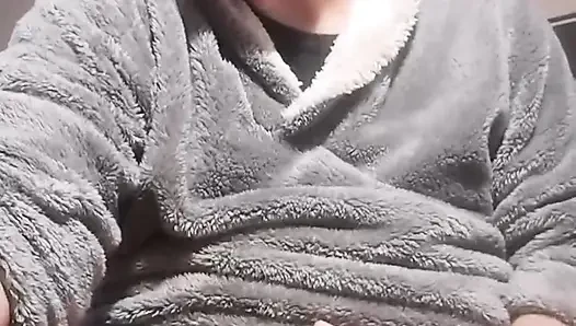 Dilinin limonlu dondurma gibi penisimi yaladığını hissetmek istiyorum