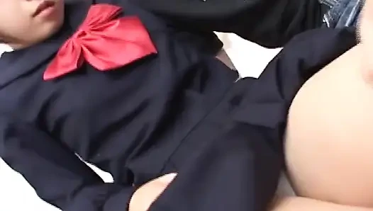 Teen brünette liebhaber küssen und reiben sich leidenschaftlich im bett