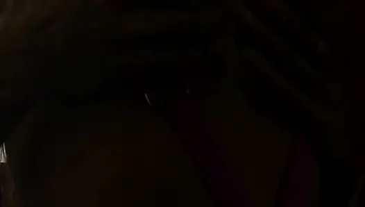 Dövmeli esmer orta yaşlı seksi kadın ve kızıl saçlı kızlar özensizce sikişiyor