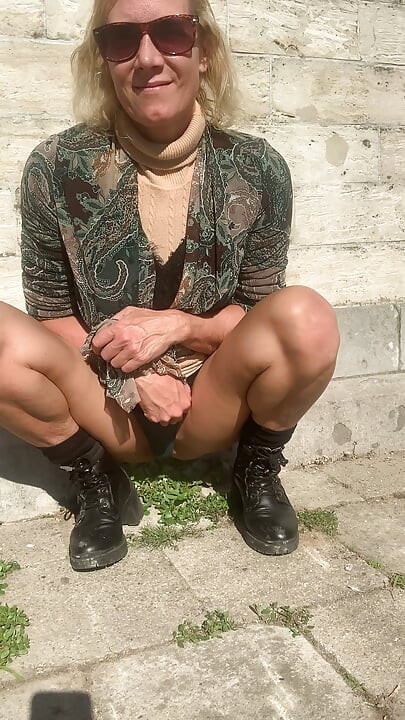 Thong flashing in the city