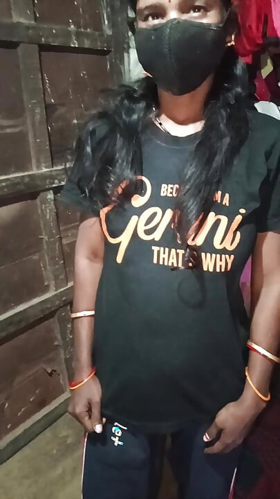 Desi devojka prijateljica se trese u sobi