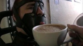 Öffentliche Bondage-Kaffee-Demütigung, Domina-Herrin, Zwangsjacke