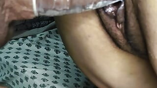 Futând pizda dulce a lui Kinni pe la spate cu prezervativ și spermă în pizdă fără prezervativ, pizdă cu buze mari