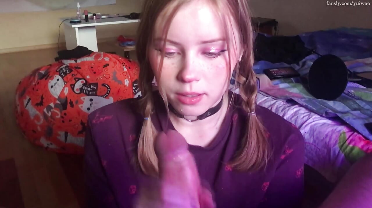 Mlađa polusestra puši veliki kurac i dobija spermu po faci