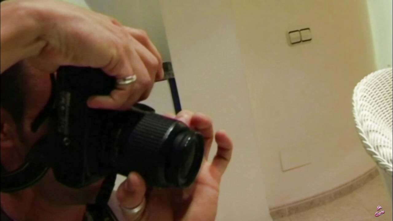 Sex în trei sexy cu fata de la magazinul pentru adulți.