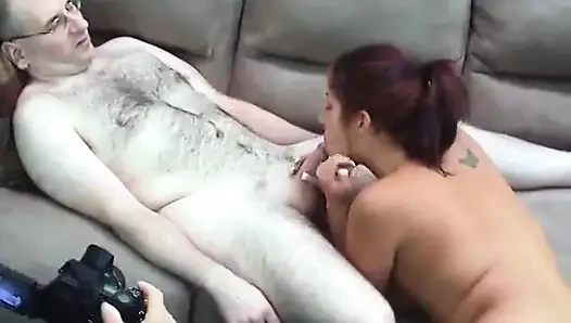 Pembe iç çamaşırlı şehvetli esmer yarak emerken amıyla oynuyor