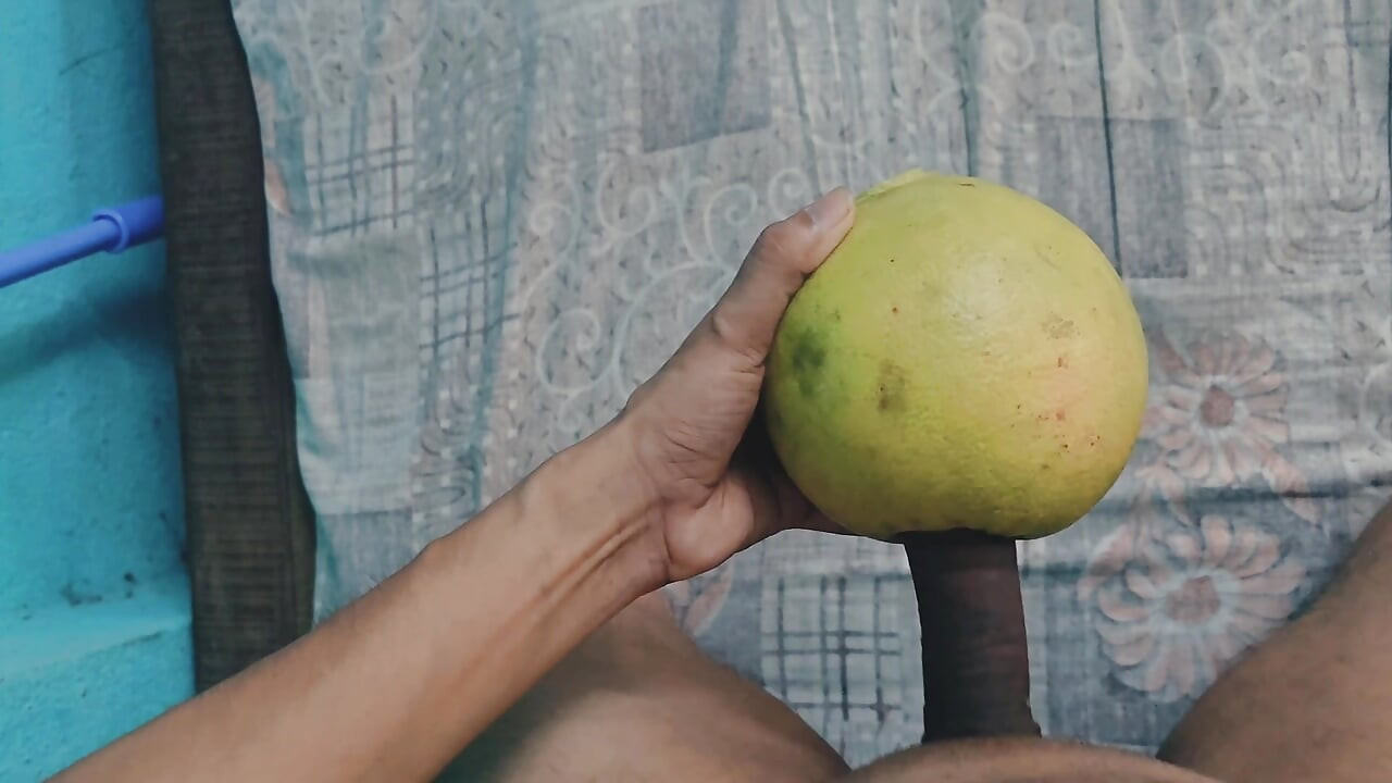 Un tip fit excitat sapă o pepene zemos rău, îi face gaura să piardă. Gemete enorme până la ejaculare pe el