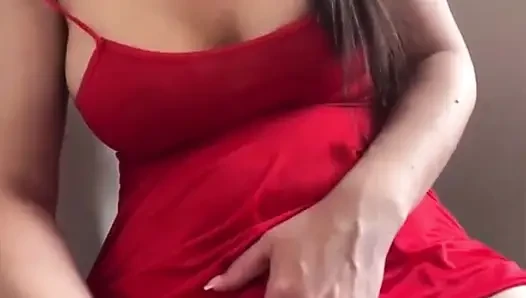 Ibu tiri muda dengan gaun tidur merah menunjukkan memek dan payudara