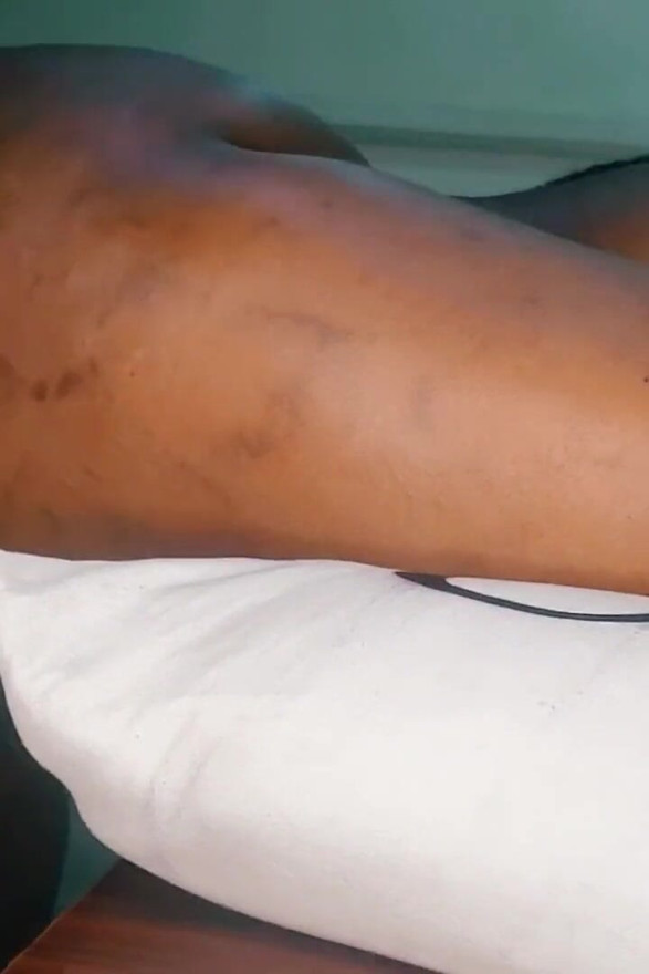 Edepsiz kaltak kovboy kıza biniyor ve derin gırtlağını emiyor 2 Afrikalı büyük zenci yarağı