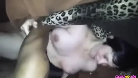Tante seksi selingkuh sama pria lain atas ijin suami. Aku dan teman-temanku suka banget dientot habis-habisan sama besar