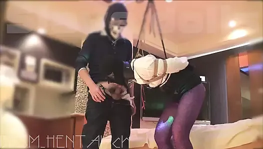 Une esclave pendue avec un crochet anal et une corde d'entrejambe ... suce une bite ... s'enfile dans une chatte. Continuez chez le fan