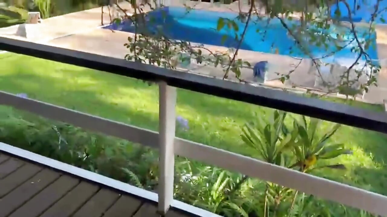 J’ai réalisé mon rêve, j’ai nagé nu dans la piscine de mon voisin, puis je lui ai donné ma chatte sexy