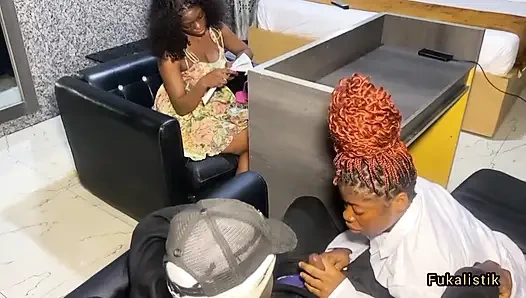 Büyük memeli doktor ofiste müşterilerini büyük zenci yarağıyla sikiyor