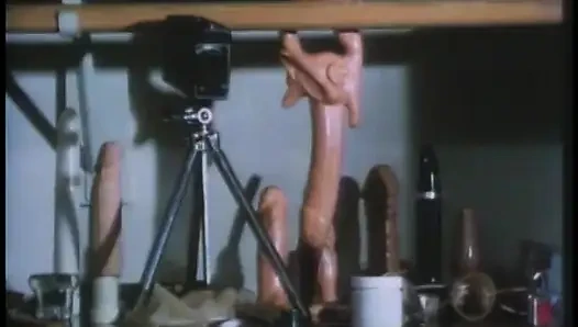 Cowok ini masukin tongkat lilitan ke dalam memek cewek hot rambut pirang