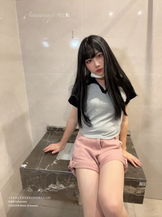 Ah Qi "Wearing my favorite pink shorts at two o'clock in the morning"