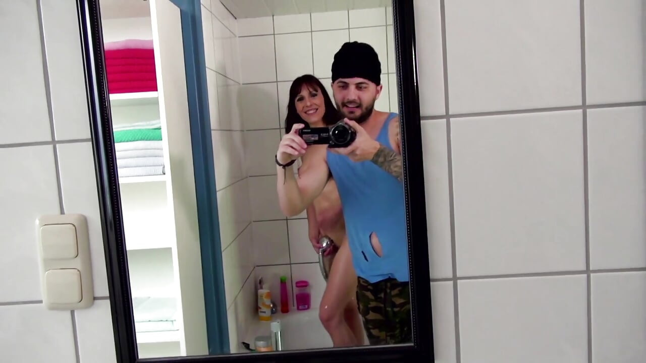 セクシーなブルネットは浴室でPOV弄が大好き