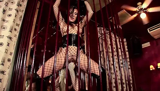 Lesbenfick in einem käfig für zwei lesben, die muschi lieben