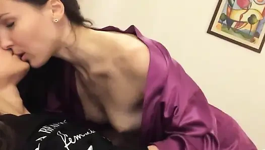 Dua gadis memutuskan untuk melakukan hubungan seks lesbian