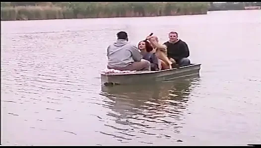 Dua pasangan sange amatir ngentot di atas kapal di tengah danau