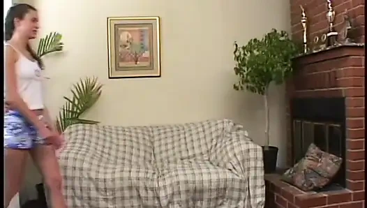 Güzel genç esmer bebek Yunan tarzı sikiliyor