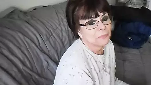 Abuelita de pelo oscuro tomando algunas corridas