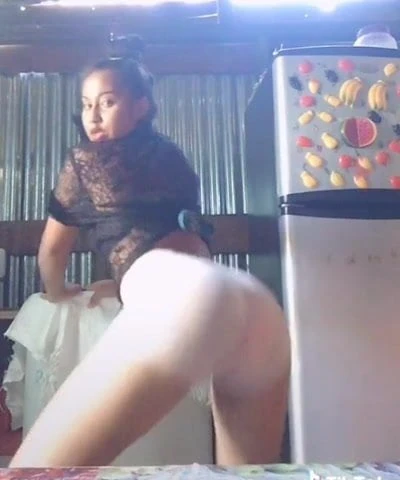Calcinha enfiada em uma banda da bunda carnuda