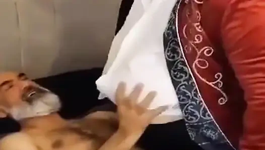 Büyük memeli korsan kraliçe büyük yarak alıyor