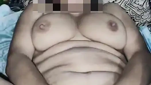 Membuat dia menjilati beberapa madu