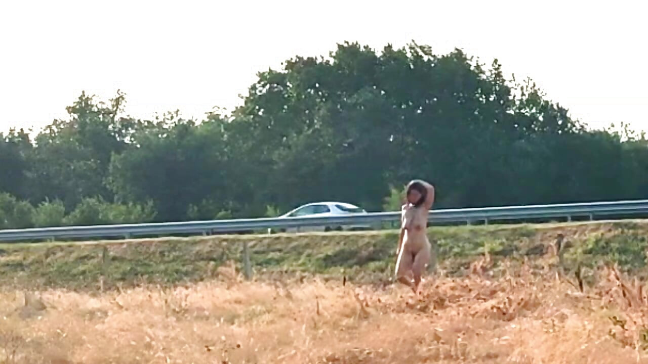 奴隶蒂奇的羞辱 - 展示她的阴户和乳房