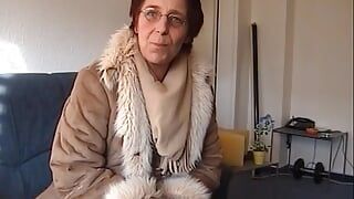 Una nonna tedesca arrapata che soddisfa un cazzo con la figa e la bocca in punto di vista