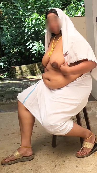 India gordita en sexy vestido blanco, sesión de fotos en topless