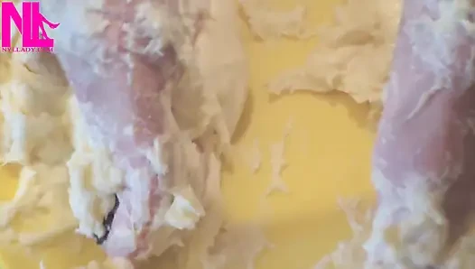Teig für Nudeln mit meinen nackten Füßen machen