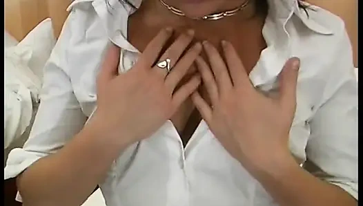 Utangaç genç kız sakso çekiyor ve değerli amını parmaklıyor