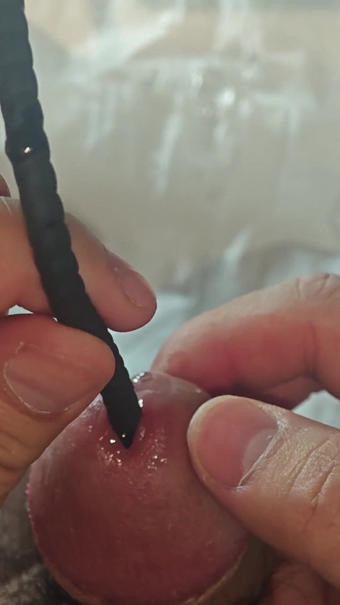 Bardzo długi wydrążony głęboki pręt cewki moczowej, 30 cm, sperma w prezerwatywie, wkładanie koguta i brzmienie. Pełne wideo | Klip 1