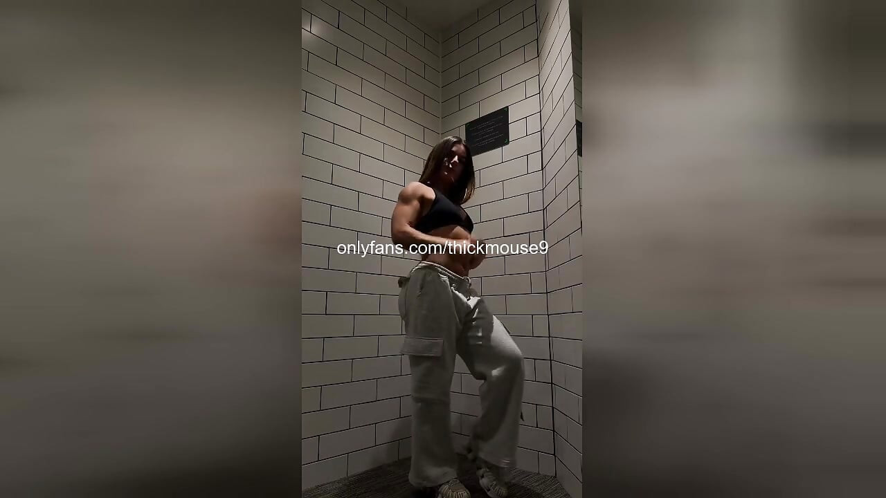 Tik Took에서 내 보지 유출: 추종자를 위한 벌거벗은 보지
