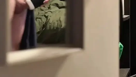Oyuncağını kullanarak porno izlerken yakaladım