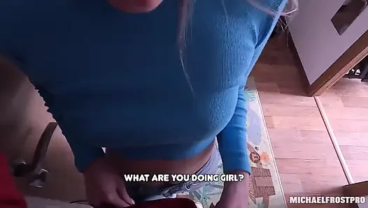 Ein geiles fremdes mädchen zog den schwanz des lieferboten in ihre muschi
