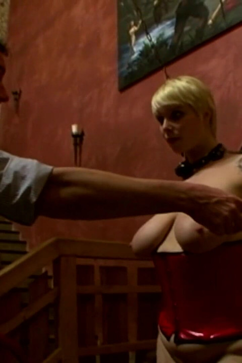 Δεμένη ξανθιά υποτάσσεται σε έντονο παιχνίδι δουλείας BDSM