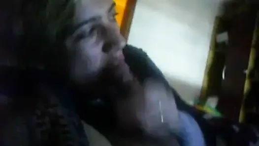 Istri pirang mengisap kontol dengan lembut dan menangkap kejutan air mani di mulut