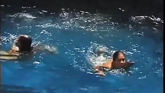 Две лесбиянки лижут киски друг другу