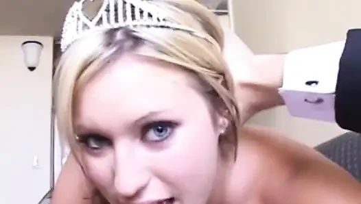 Memphis Monroe трахается в отеле с ее натуральными сиськами