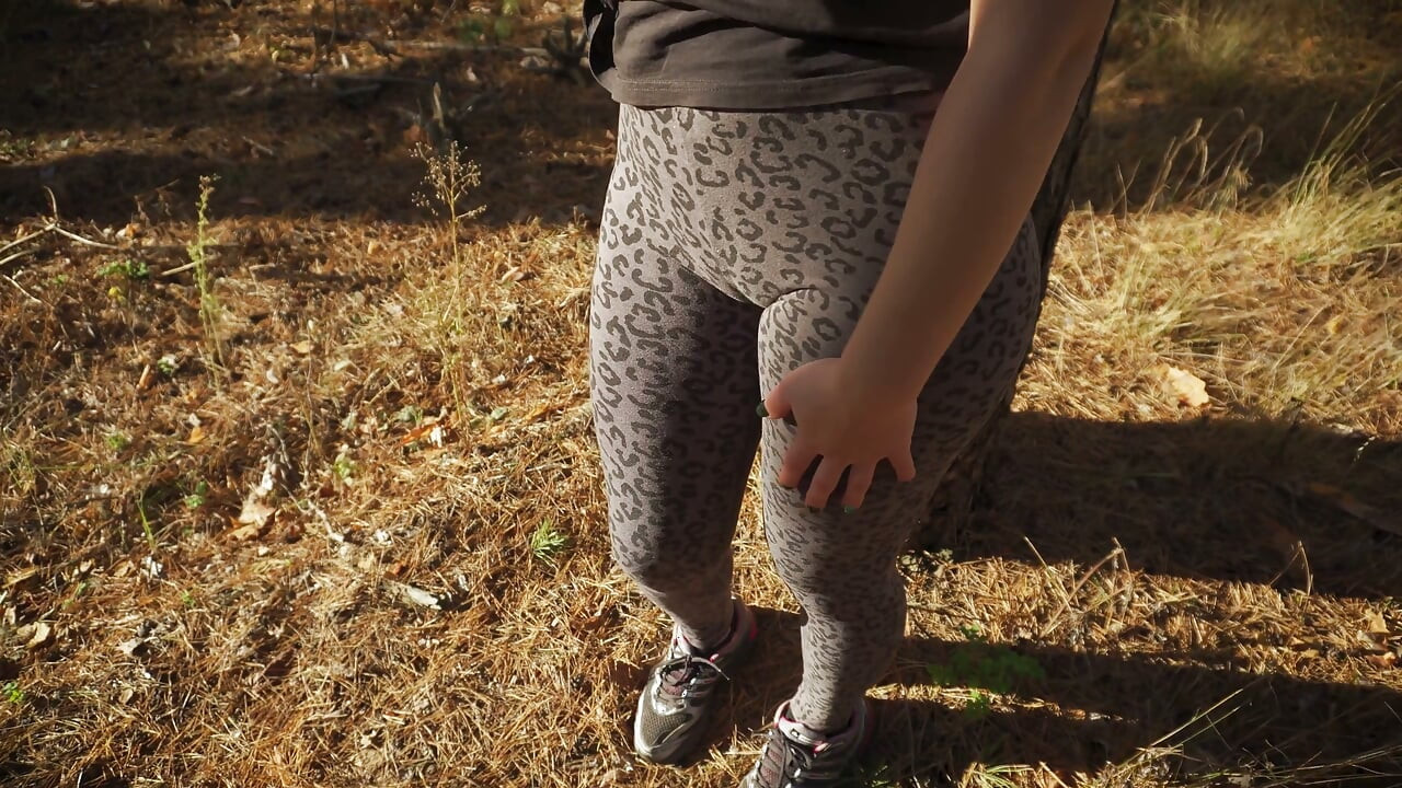 Girl Teases Her Big Cameltoe in Leopard Leggings Outdoors