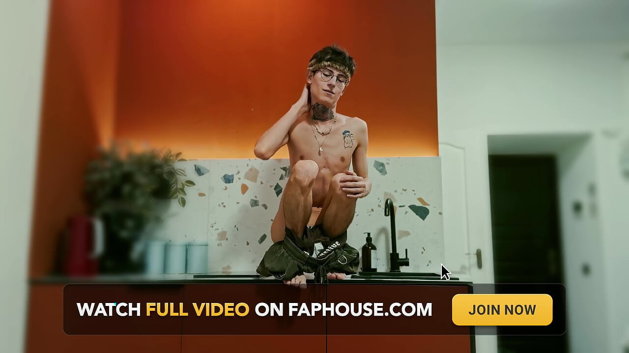 Twink se zabavlja u studijskoj kuhinji