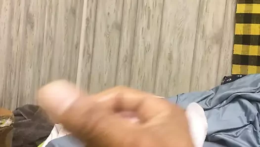 hava durumunu izleyen kız