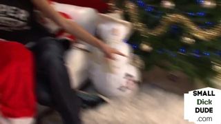 Bigboobed femdoms die santas micro -penis trekken