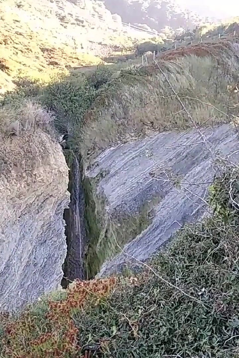Route to the Beach, Then Masturbate the Big Cock in Front of a Far Fisherman, and I Cum in the Water