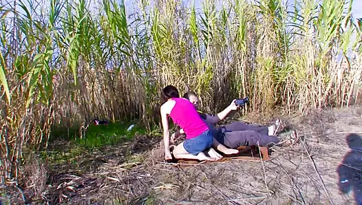 Brünette mit kleinen titten nimmt alles